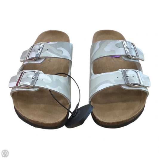 Sandals Flats By Clothes Mentor In Camouflage Print, Size: 8