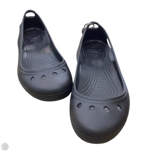 Sandals Flats By Crocs In Black, Size: 8